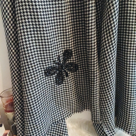 JANAVI Houndstooth Butterfly Merino Wool Blanket Scarf - Picture 6 of 11